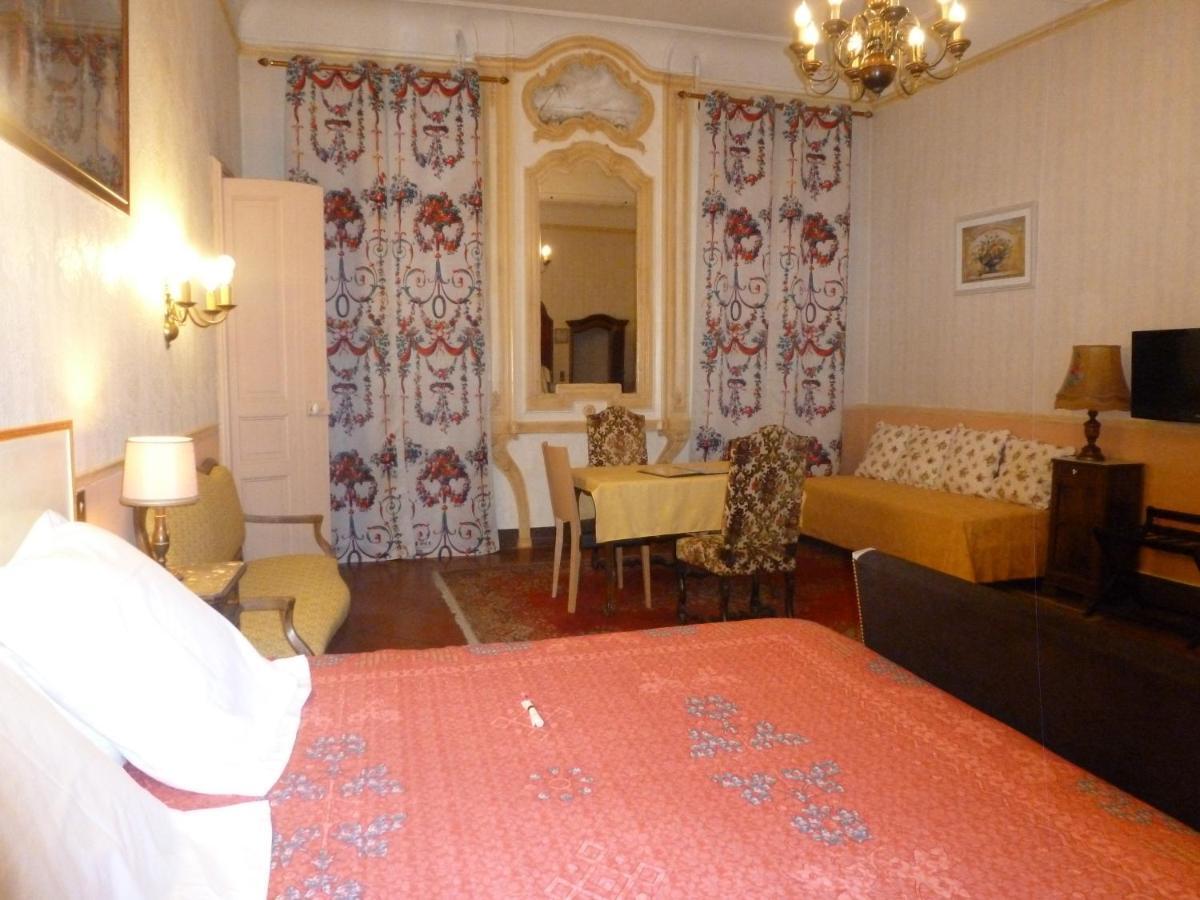 Hotel Du Fiacre Carpentras Oda fotoğraf